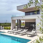 Villa Una Comfortable Holiday Residence